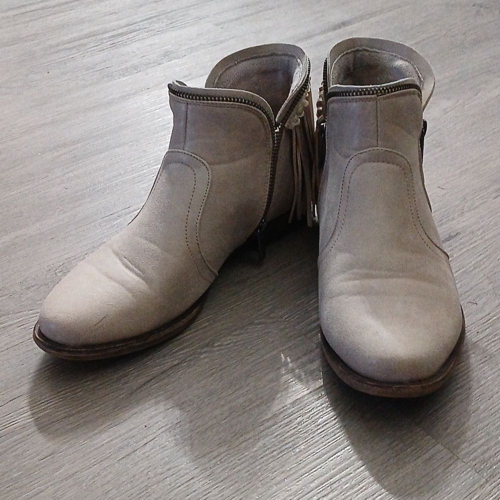Dollhouse Commitment stone fringe ankle boots with zipper trim Sz 7.5 EUC